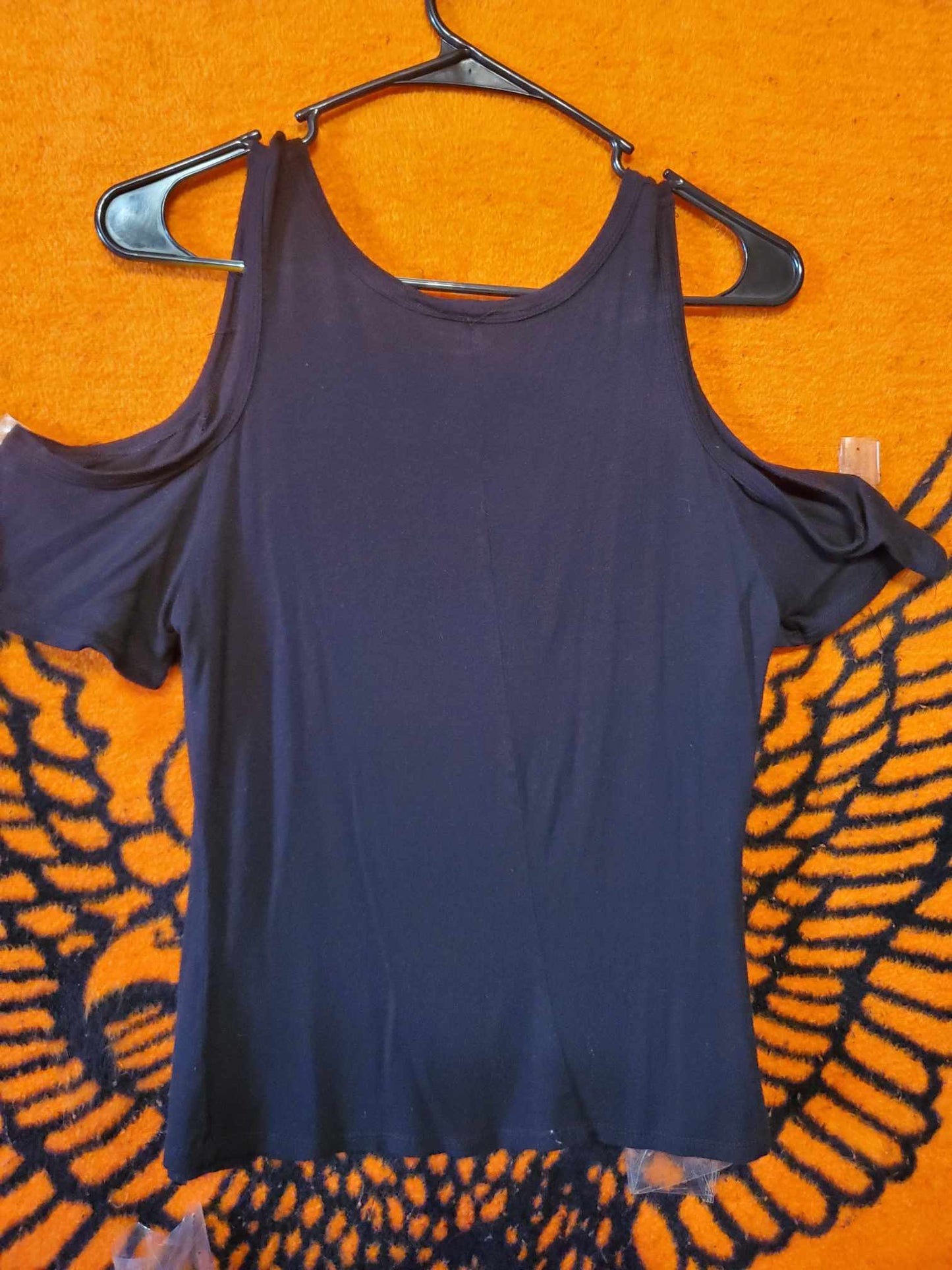 Cold shoulder shirt, size Large